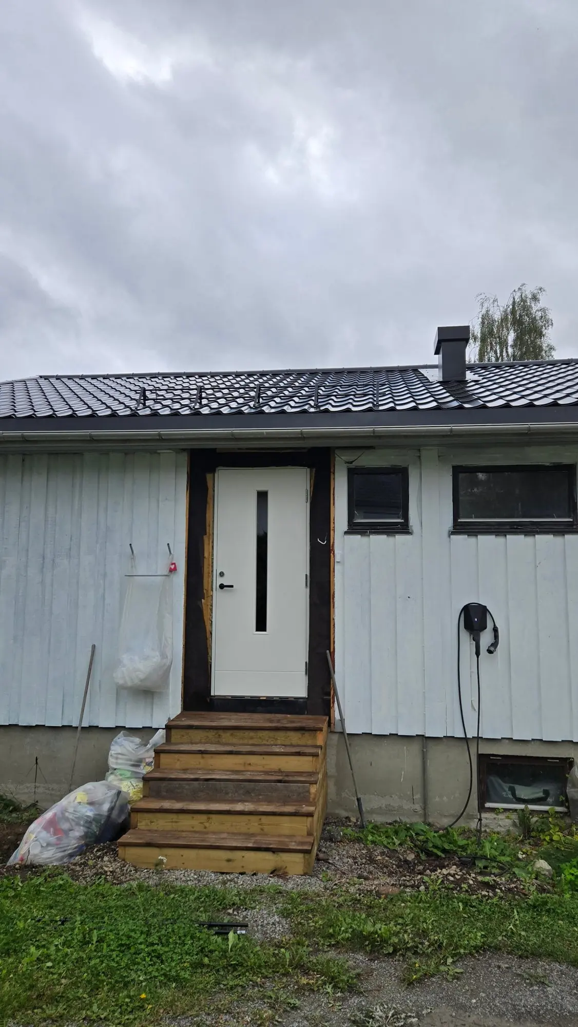 Inngangspartiet med det nye taket over