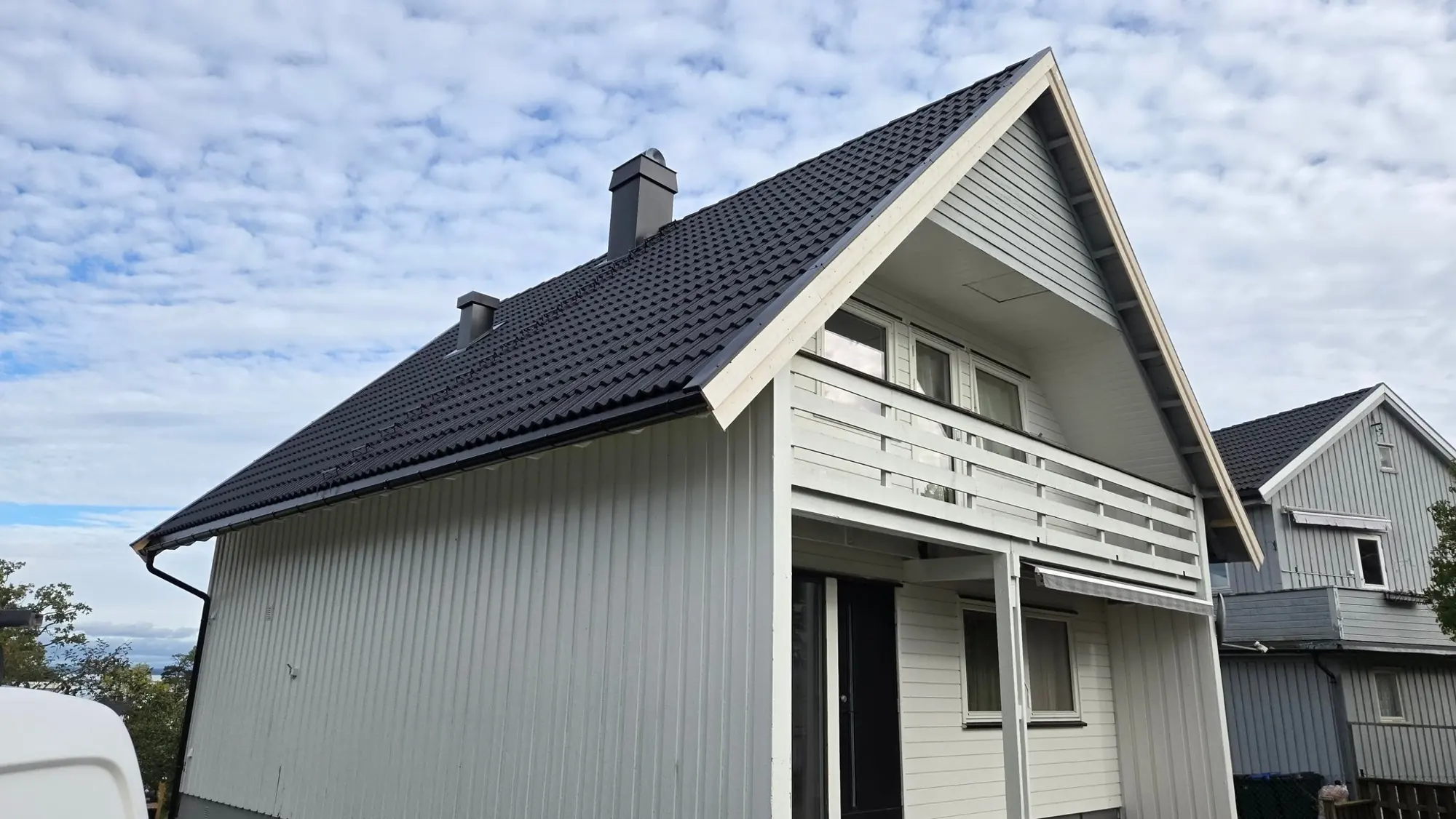 Bolig i Horten med nytt svart tak, sett fra hagen
